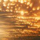 Гряды вымеобразных облаков в небе