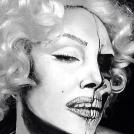 Мария Мэлоун в роли скелетизированнй Мерлин Монро