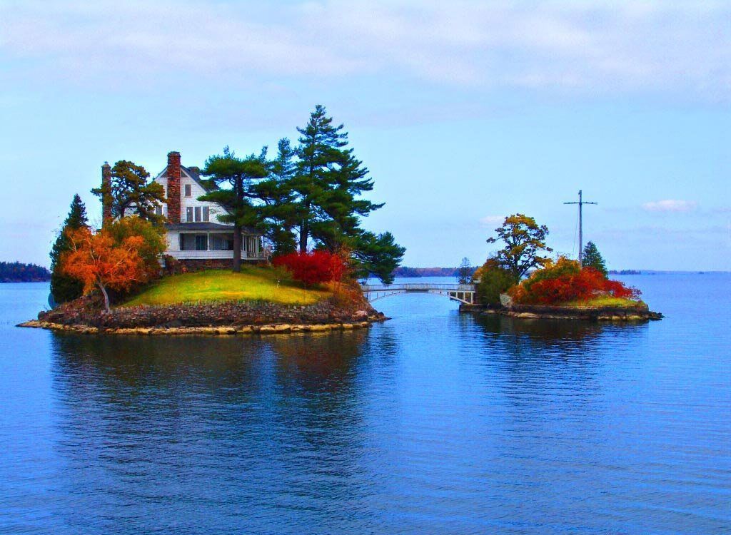 На этом остове у меня дом, а на соседнем, через мост - огород