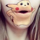 Ох, вот и покемон Пикачу! Лови его!