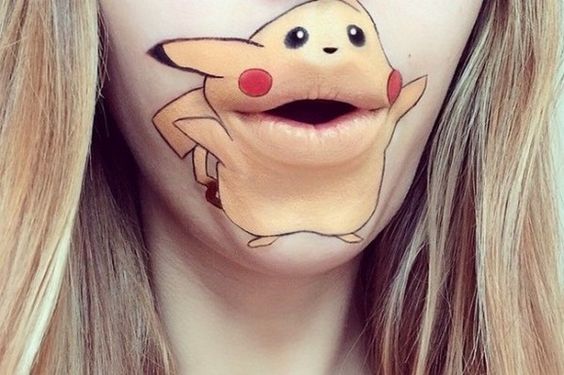 Ох, вот и покемон Пикачу! Лови его!