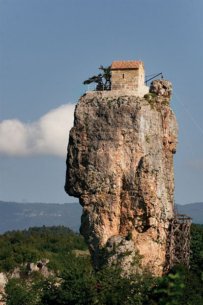 Фото Кацхский столп увенчанный церквушкой из раздела  /