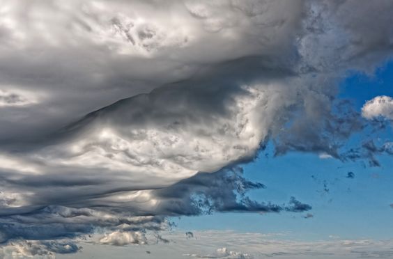 Фото Причины возникновения асператус-облаков не изучены из раздела /