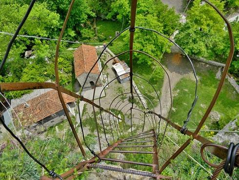 Страшная лестница наверх в Кацхую церковь и вниз в село Кацхи