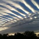 Удивительное явление множества валовых облаков четко выстроенных