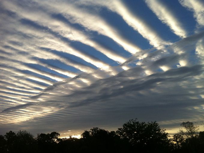 Удивительное явление множества валовых облаков четко выстроенных
