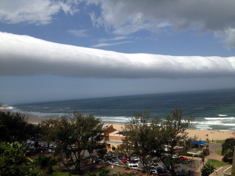 Валовое облако соединило сушу и море