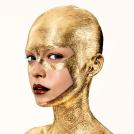 Золото на лице и теле