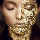 Золото на лице и теле