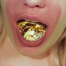 Золото на лице и теле