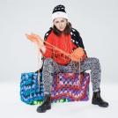 Фото Джулия Риордан разматывает пряжу. из раздела  /