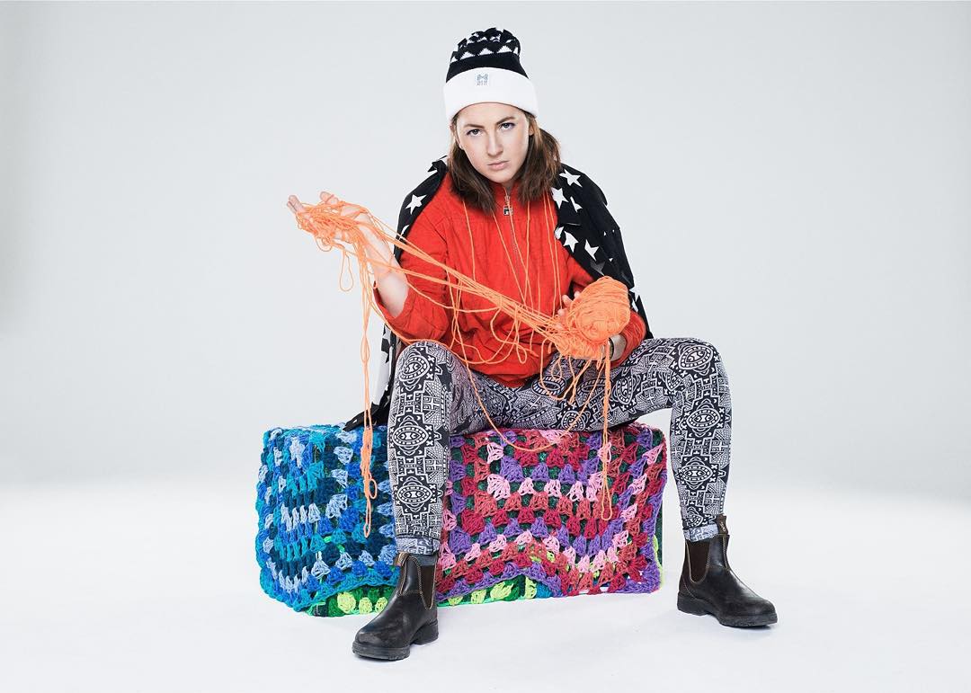 Фото Джулия Риордан разматывает пряжу. из раздела  /