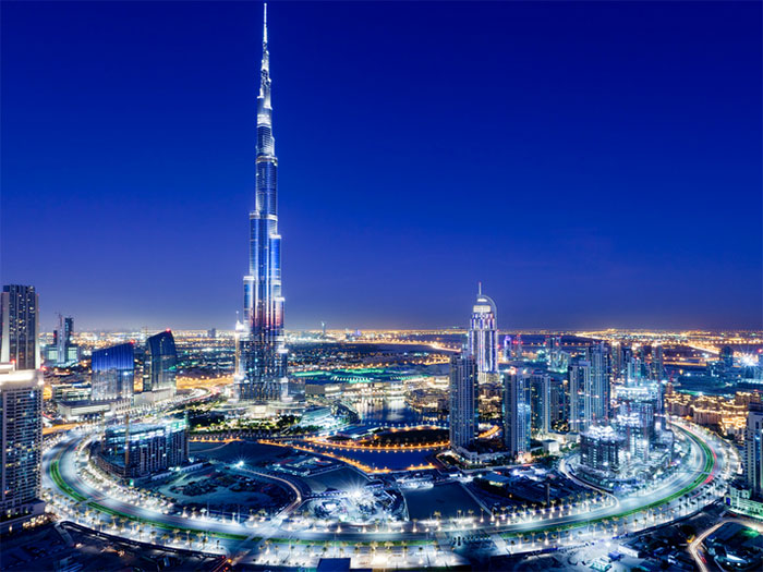 Бурдж-Халифа ночью на фоне ночного Дубаи