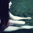 Черноволосая девушка в воде