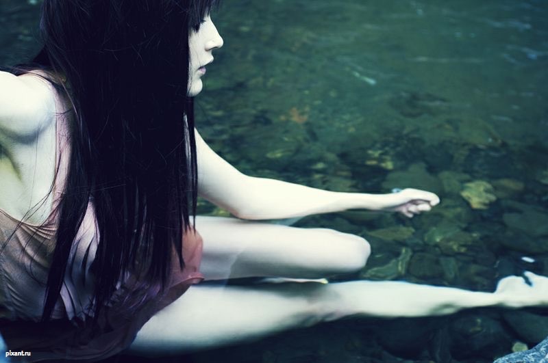 Черноволосая девушка в воде