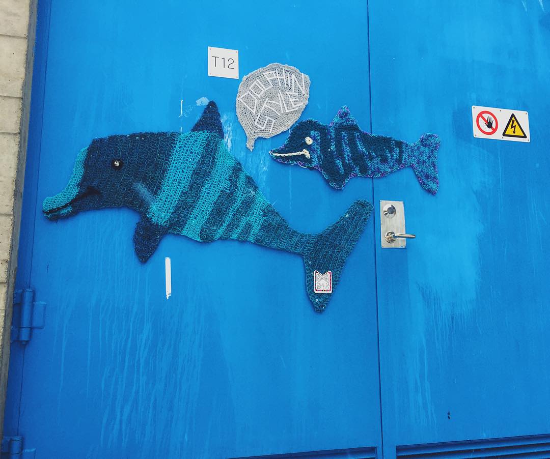 Дельфины на трансформаторной будке