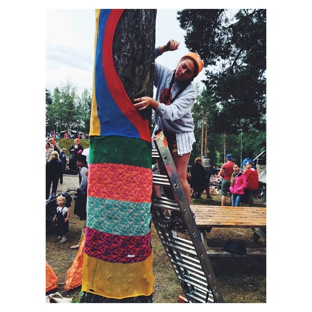 Дерево должно быть в шарфике