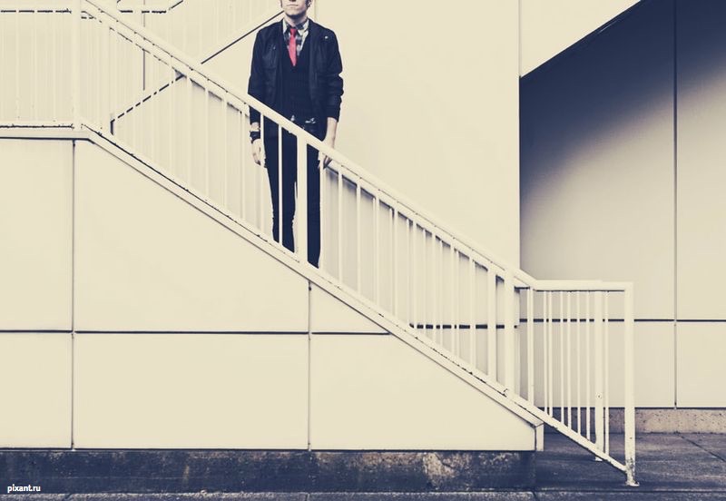 Фото Человек на лестнице без лица из раздела  /
