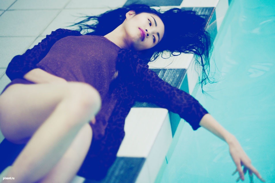 Фото Азиатка у бассейна из раздела  /