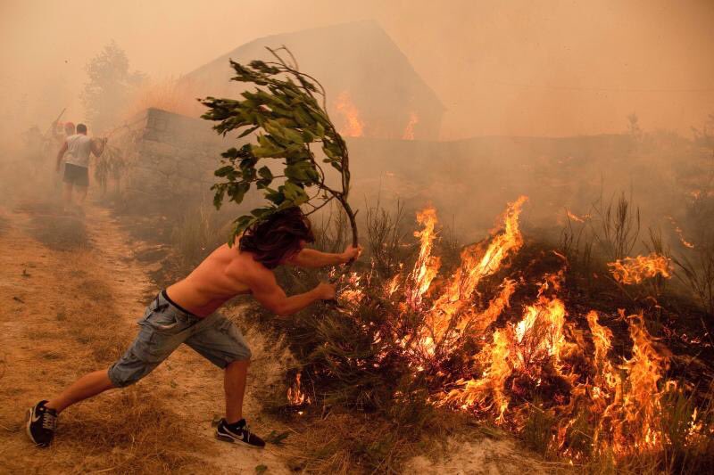 Фото Местные жители пытаются бороться со стихией из раздела  /