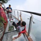 Фото В Китае открылся стеклянный мост над пропастью (6 фото) из раздела  /