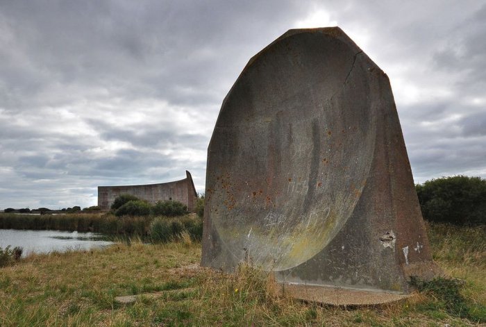 Фото Огромные звуковые линзы на берегах Великобритании из раздела  /