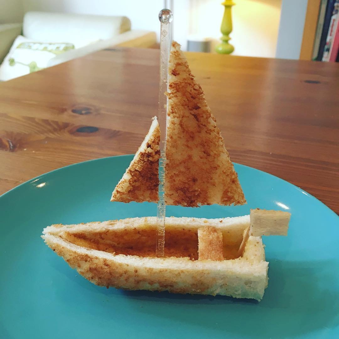 Фото Отец создает скульптуры из хлеба для дочери (14 фото) из раздела  /