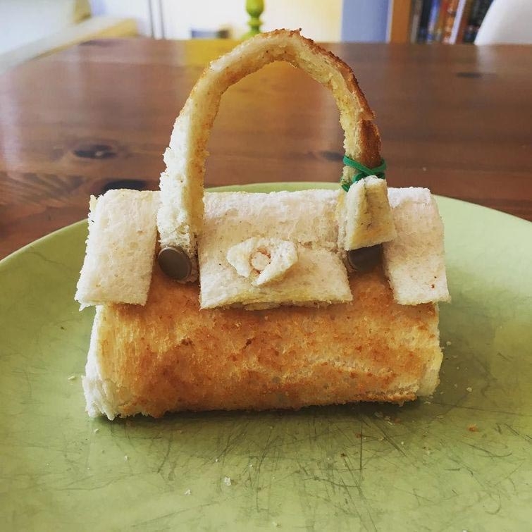 Фото Отец создает скульптуры из хлеба для дочери (14 фото) из раздела  /