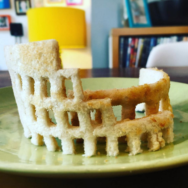 Фото Отец создает скульптуры из хлеба для дочери (14 фото) из раздела  /