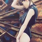 Девушка с косами