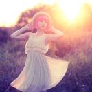 Девушка с красными волосами в шляпке