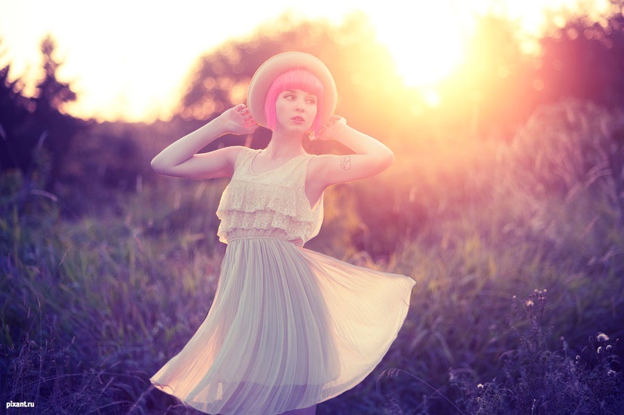 Девушка с красными волосами в шляпке