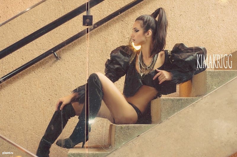 Девушка в откровенном наряде на ступенях