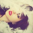 Девушка в перьях