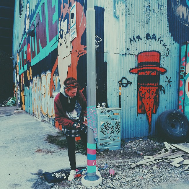 Нужно сделать столбы теплее и веселее