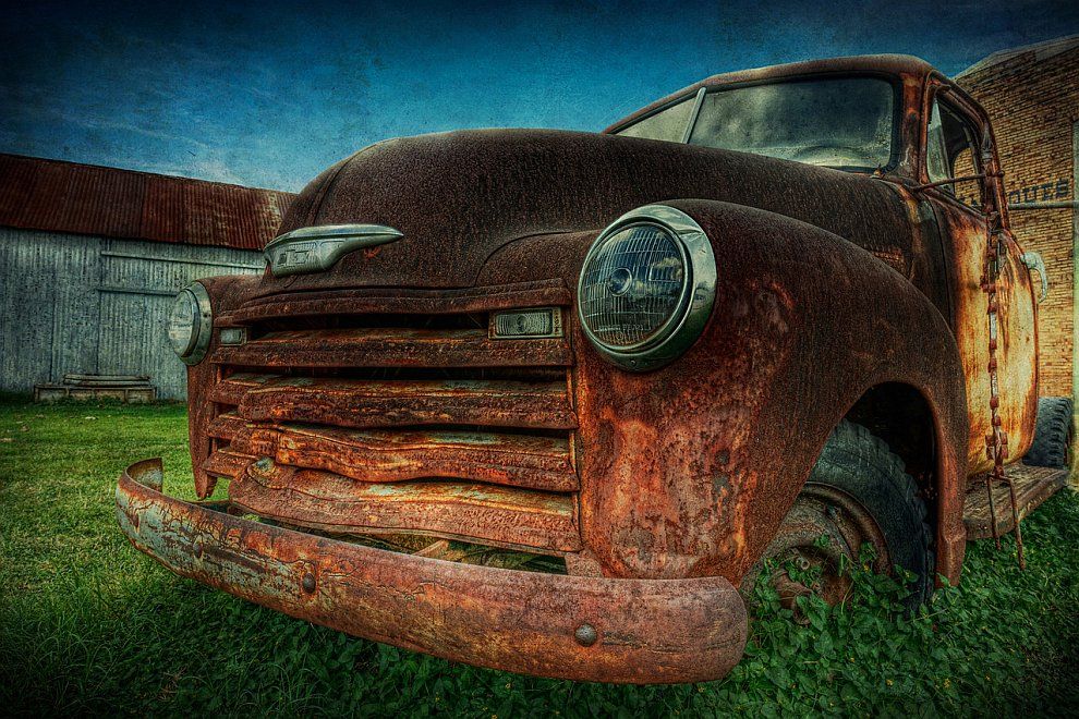 Старый проржавевший грузовичек