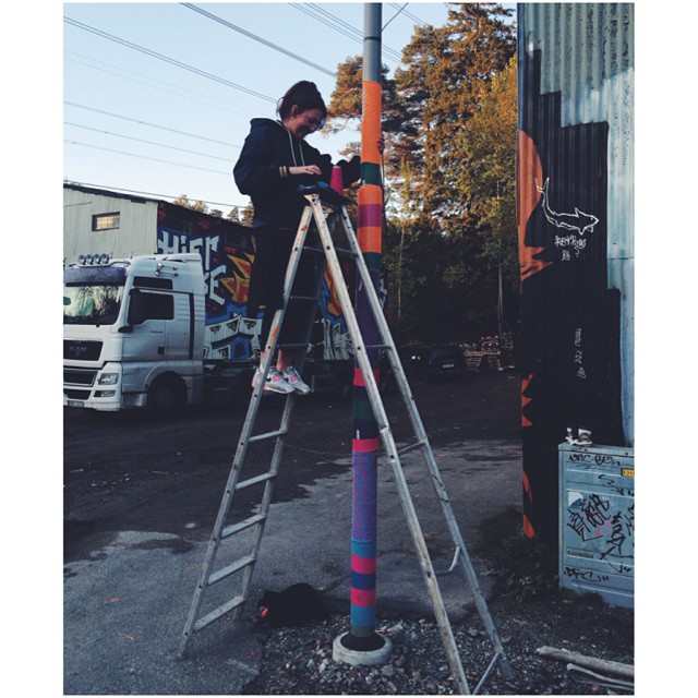 Столбам зимой тоже холодно