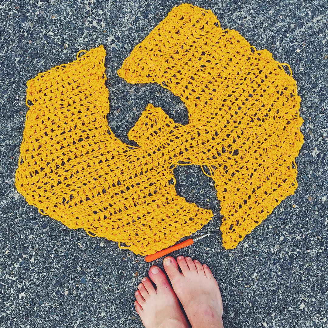 Связали желтую летучую мышь?