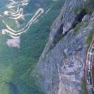 В Китае открылся стеклянный мост над пропастью (%%items%% фото)