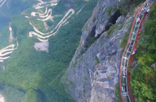 В Китае открылся стеклянный мост над пропастью (%%items%% фото)