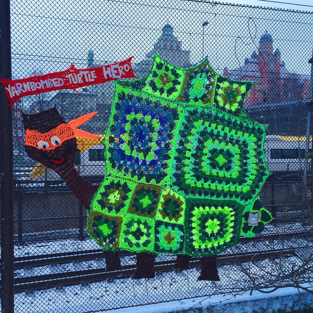 Вязанная черепаха в Стокгольме