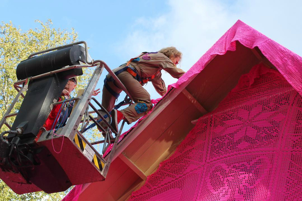 Фото Художница превратила развалину в кукольный домик (12 фото) из раздела  /