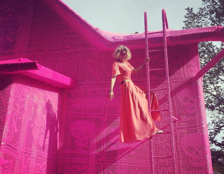 Фото Художница превратила развалину в кукольный домик (12 фото) из раздела  /