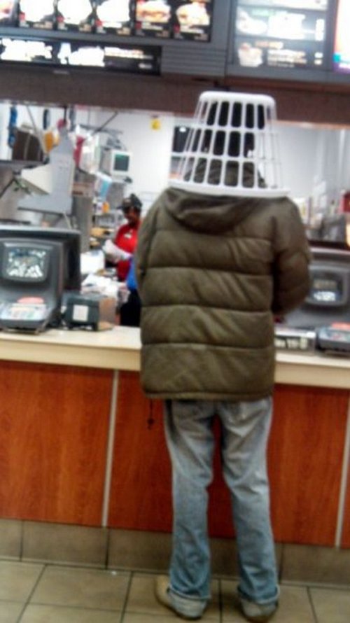 Фото Космонавт залетел за гамбургером из раздела  /