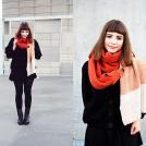 Фото Девушка-лисичка вместе с шарфом-лисичкой из раздела  /