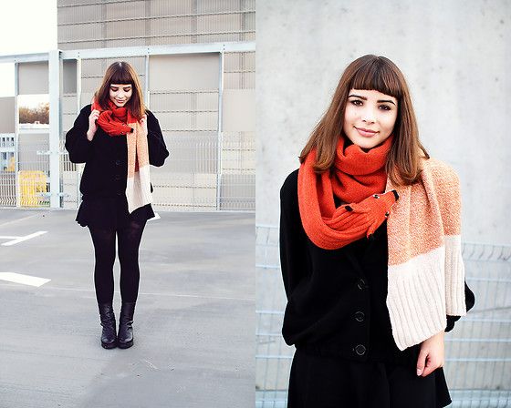 Фото Девушка-лисичка вместе с шарфом-лисичкой из раздела /