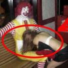 Фото Я думаю она просто уснула на коленях у клоуна из детства из раздела  /