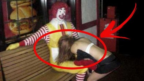 Фото Я думаю она просто уснула на коленях у клоуна из детства из раздела  /