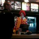 Этот сотрудник вполне может сниматься в "Ходячих Мертвецах"