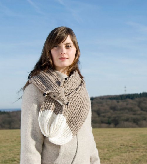 Фото Шарф на девушке в виде лисы из раздела /